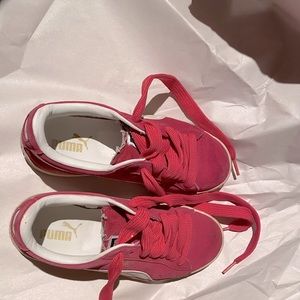 Puma sneakers in pink; size 6